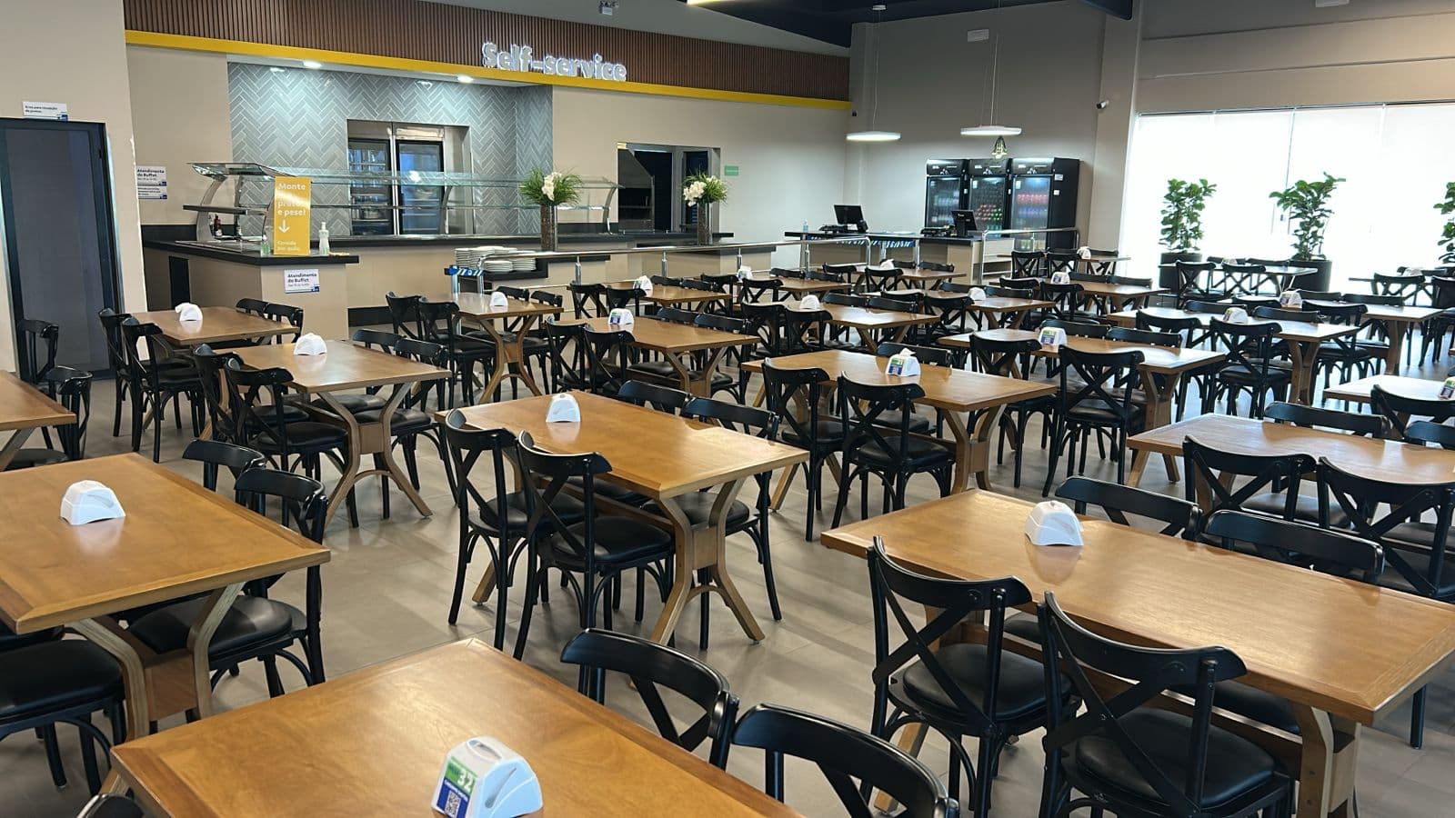 Interior do restaurante com mesas