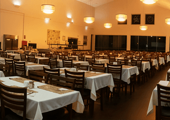 Interior do restaurante com mesas