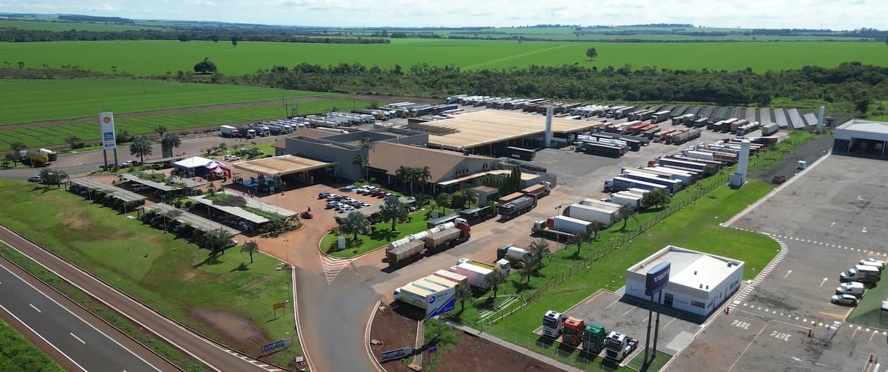 Posto de combustível visto de cima